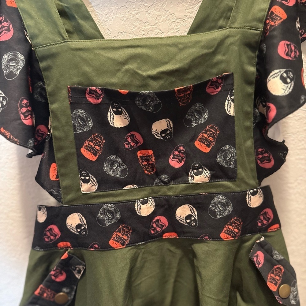 Universal Studio Woman’s Monsters Unique Vintage Monster Dress Size Med 6-8 - Picture 7 of 9